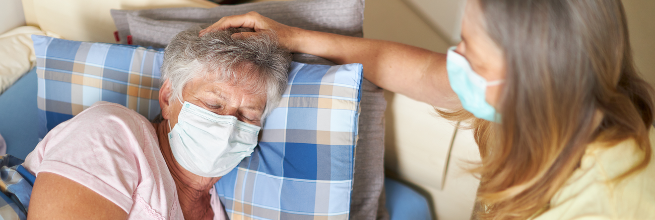 Eine Angehörige pflegt eine ältere Frau zu Hause. Foto: © istock.com/2K Studio Eine Angehörige pflegt eine ältere Frau zu Hause. Foto: © istock.com/2K Studio