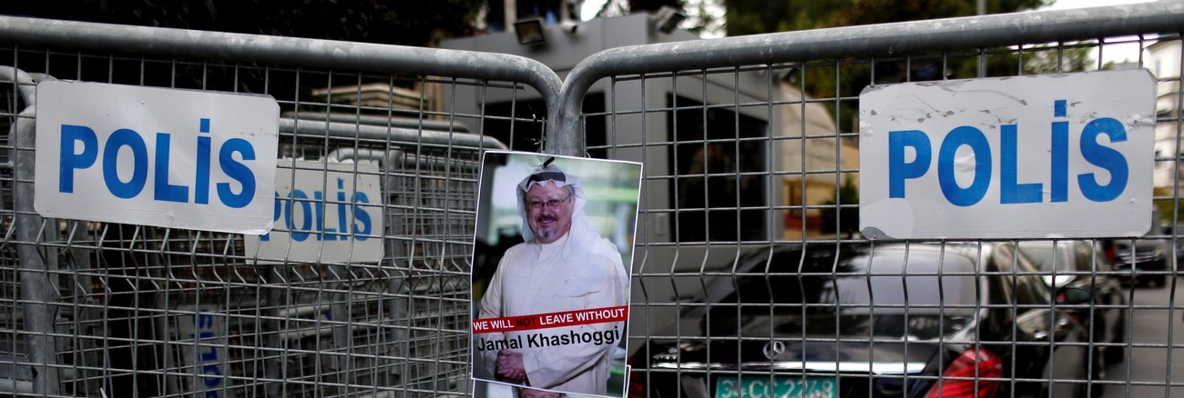 Anhänger des saudischen Journalisten hängen am 8. Oktober 2018 Fotos von ihm an Polizei-Absperrungen vor dem Konsulat Saudi Arabiens in Istanbul © REUTERS/Murad Sezer