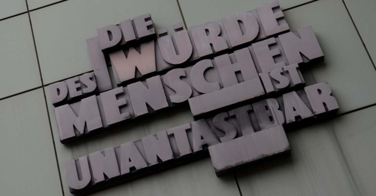 Das Grundgesetz-Zitat "Die Würde des Menschen ist unantastbar" an der Fassade eines Gerichtsgebäudes in Frankfurt am Main © Arne Dedert/dpa Das Grundgesetz-Zitat "Die Würde des Menschen ist unantastbar" an der Fassade eines Gerichtsgebäudes in Frankfurt am Main © Arne Dedert/dpa
