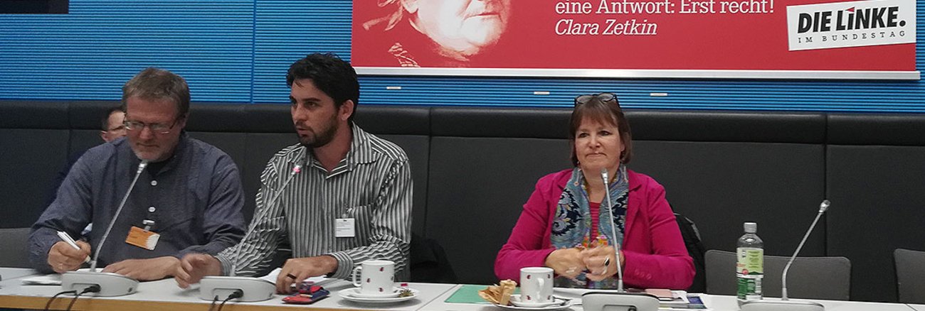 Matheus Gringo de Assunção (m.) und Heike Hänsel (r.) Matheus Gringo de Assunção (m.) und Heike Hänsel (r.)