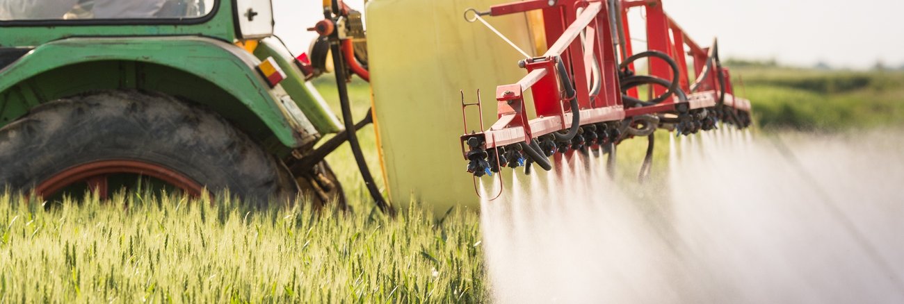 Ein Traktor versprüht Unkrautvernichtungsmittel auf einem Getreidefeld © iStockphoto.com/fotokostic Ein Traktor versprüht Unkrautvernichtungsmittel auf einem Getreidefeld © iStockphoto.com/fotokostic