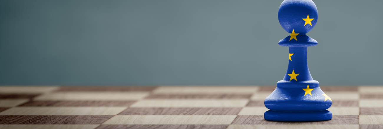 Eine mit der EU-Fahne bemalte Schachfigur auf einem Schachbrett © iStock/ffikretow Eine mit der EU-Fahne bemalte Schachfigur auf einem Schachbrett © iStock/ffikretow