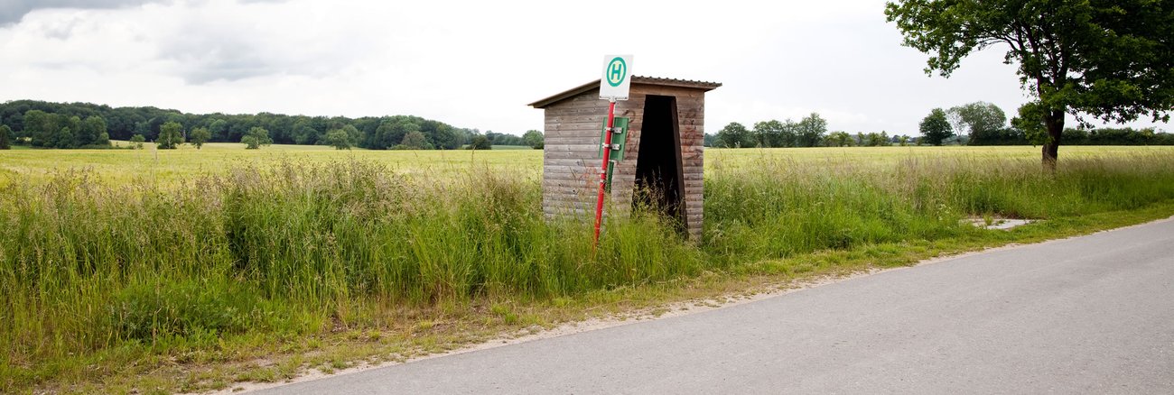 Bushaltestelle an einer Landstraße © iStockphoto.com/lowkick Bushaltestelle an einer Landstraße © iStockphoto.com/lowkick