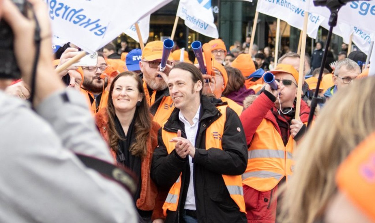Janine Wissler und Pascal Meiser bei einem EVG-Streik Janine Wissler und Pascal Meiser bei einem EVG-Streik