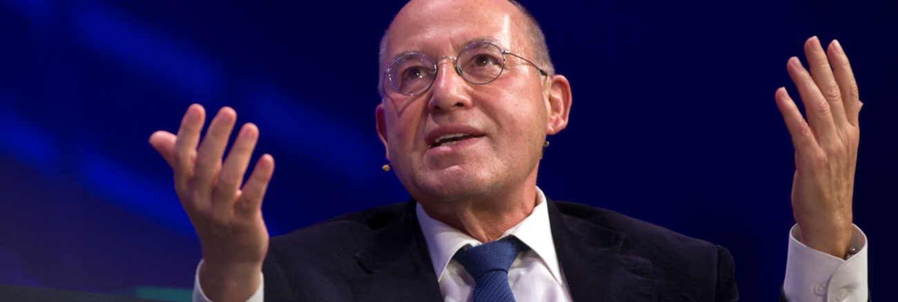 Gregor Gysi hat beide Arme ausgestreckt und blickt beim Sprechen nach oben © picture alliance/SZ Photo/Johannes Simon Gregor Gysi hat beide Arme ausgestreckt und blickt beim Sprechen nach oben © picture alliance/SZ Photo/Johannes Simon
