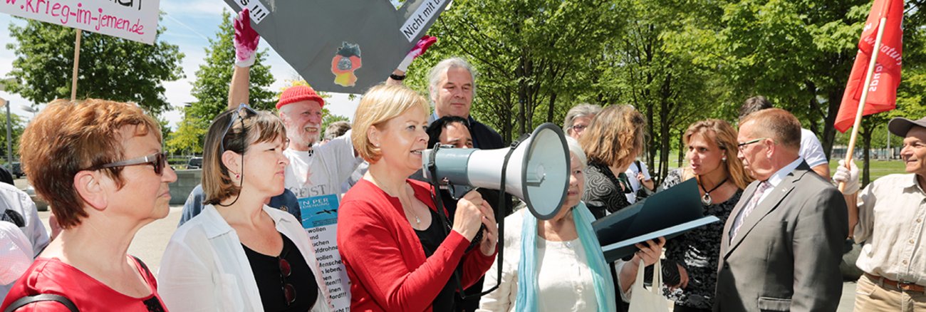 Demonstration gegen Drohnenkauf: Gesine Lötzsch 