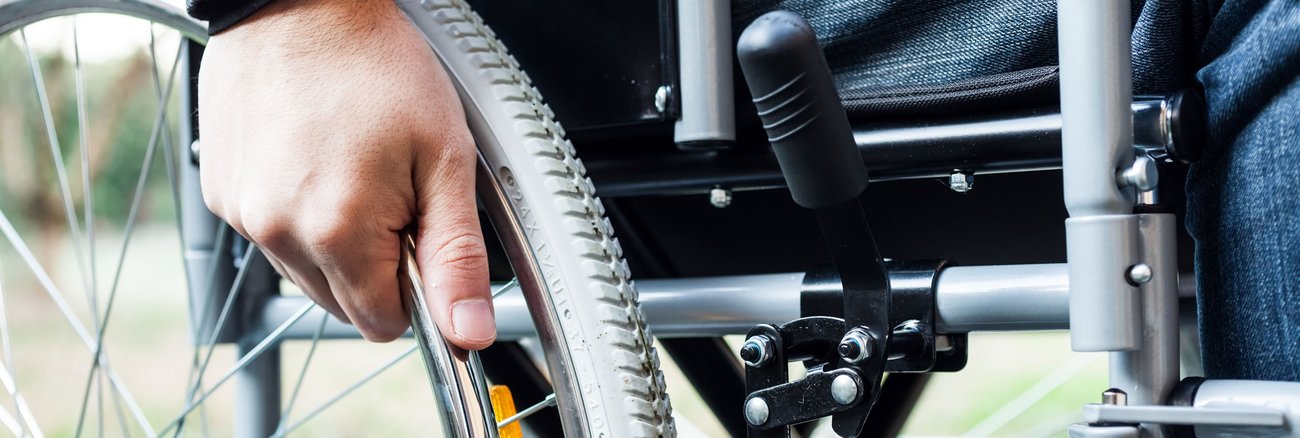 Nahaufnahme einer Hand eines Rollstuhlfahrers © iStockphoto.com/Minerva Studio Nahaufnahme einer Hand eines Rollstuhlfahrers © iStockphoto.com/Minerva Studio