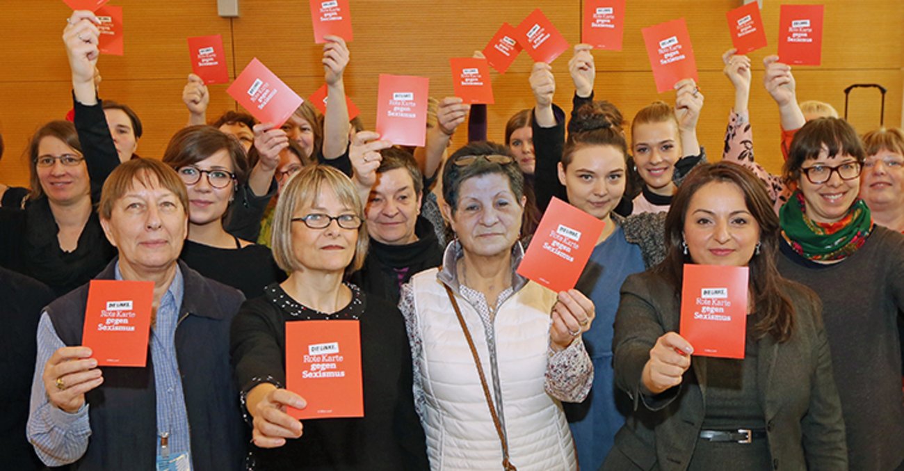 Rote Karte gegen Sexismus Frauen halten eine Postkarte in die Höhe: "Rote Karte gegen Sexismus"