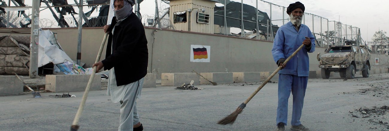 Mitarbeiter der Stadtreinigung kehren am 11. November 2016 im afghanischen Mazar-i-Sharif die Straße vor dem bei einem Anschlag schwer beschädigten deutschen Konsulat © REUTERS/Anil Usyan Mitarbeiter der Stadtreinigung kehren am 11. November 2016 im afghanischen Mazar-i-Sharif die Straße vor dem bei einem Anschlag schwer beschädigten deutschen Konsulat © REUTERS/Anil Usyan