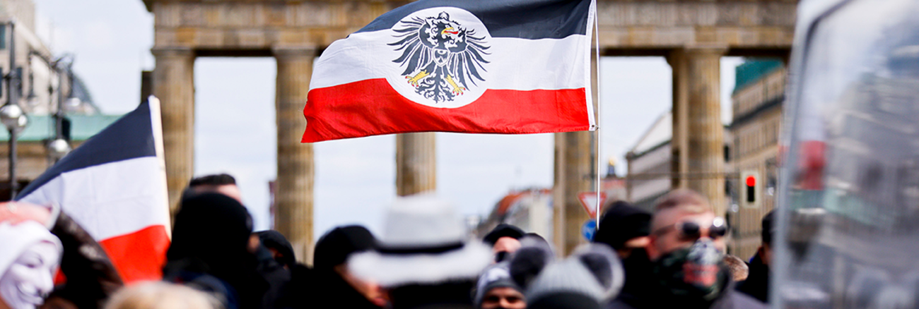 Reichsbürger auf einer Demo vor dem Brandenburger Tor in Berlin Reichsbürger auf einer Demo vor dem Brandenburger Tor in Berlin