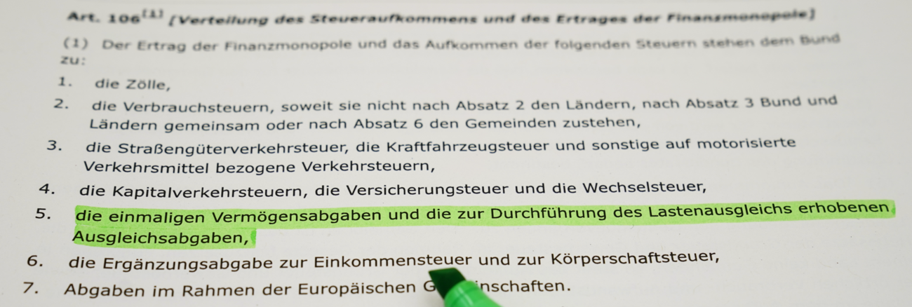 Der Satz 5, Artikel 106 im Grundgesetz zur Vermögensabgabe mit grünem Marker hervorgehoben