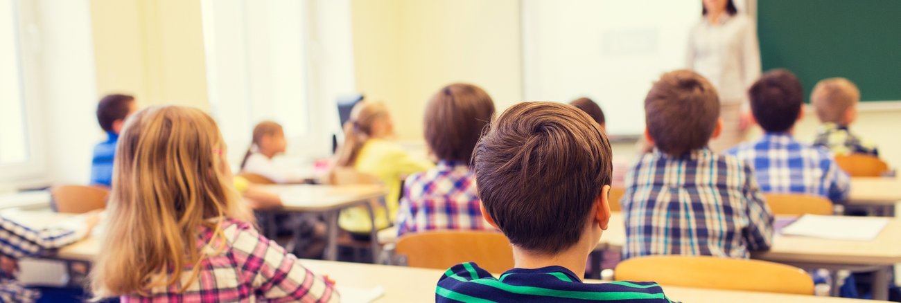 Schüler hören während einer Unterrichtsstunde einer Lehrerin zu © iStock/dolgachov Schüler hören während einer Unterrichtsstunde einer Lehrerin zu © iStock/dolgachov