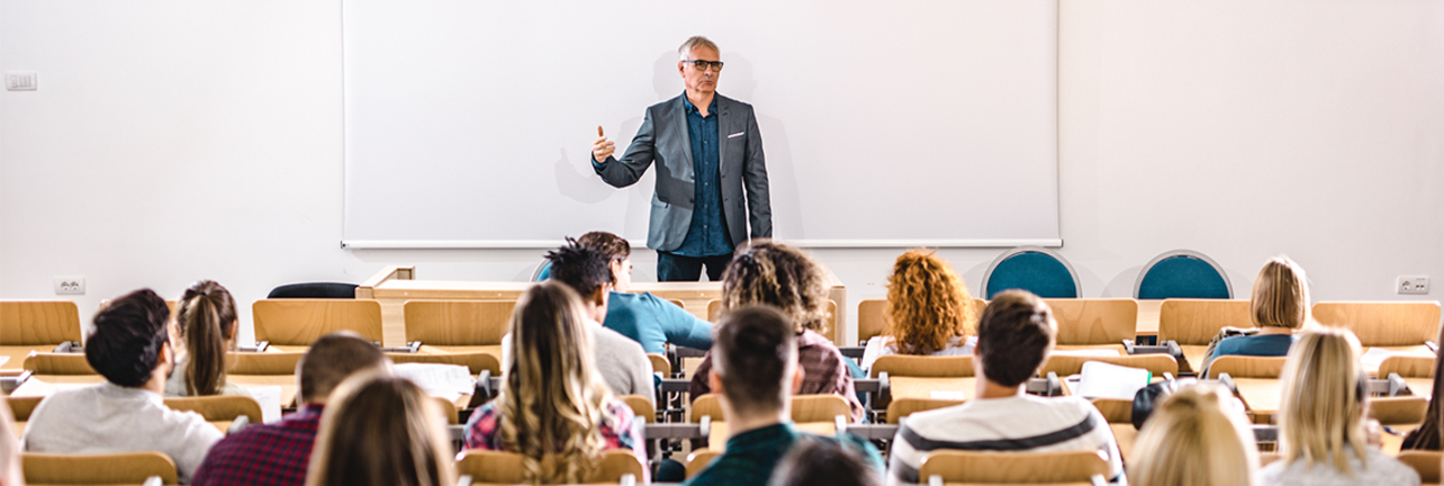 Studenten sitzen in einem Hörsaal vor einem Dozenten ©iStock/skynesher Studenten sitzen in einem Hörsaal vor einem Dozenten