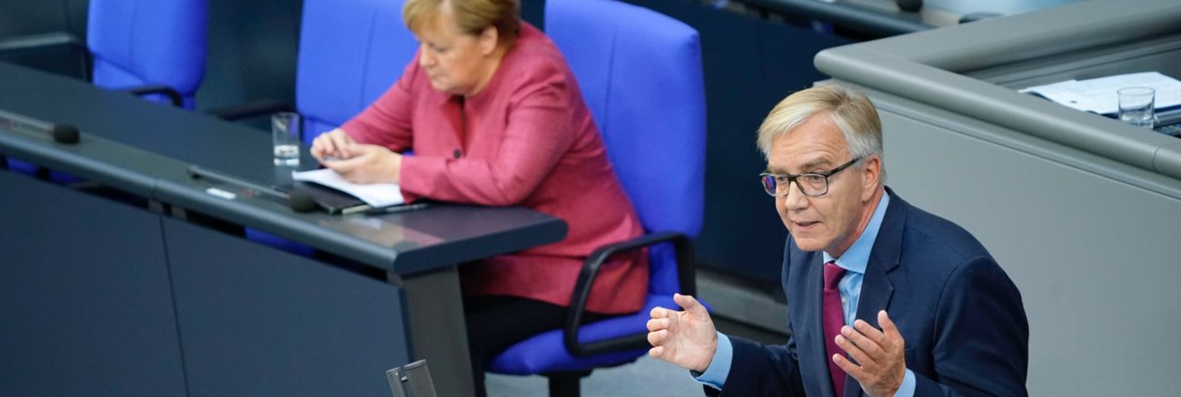 Bundeskanzlerin Merkel auf der Regierungsbank tippt auf ihr Handy, während Dietmar Bartsch am Rednerpult spricht © picture alliance/Flashpic/Jens Krick Bundeskanzlerin Merkel auf der Regierungsbank tippt auf ihr Handy, während Dietmar Bartsch am Rednerpult spricht © picture alliance/Flashpic/Jens Krick