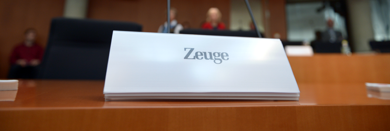 Untersuchungsausschuss des Bundestages - ein Tischschild mit der Aufschrift Zeuge © picture alliance/dpa/Rainer Jensen Untersuchungsausschuss des Bundestages - ein Tischschild mit der Aufschrift Zeuge © picture alliance/dpa/Rainer Jensen