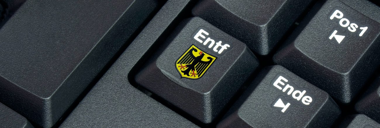 Bundesadler auf der Entferntaste einer Computertastatur © dpa