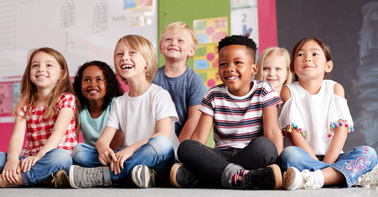 Lachende Kinder in einer Grundschule Lachende Kinder in einer Grundschule