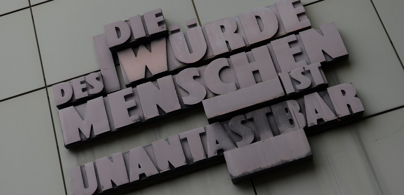 Das Grundgesetz-Zitat "Die Würde des Menschen ist unantastbar" an der Fassade eines Gerichtsgebäudes in Frankfurt am Main © Arne Dedert/dpa Das Grundgesetz-Zitat "Die Würde des Menschen ist unantastbar" an der Fassade eines Gerichtsgebäudes in Frankfurt am Main © Arne Dedert/dpa