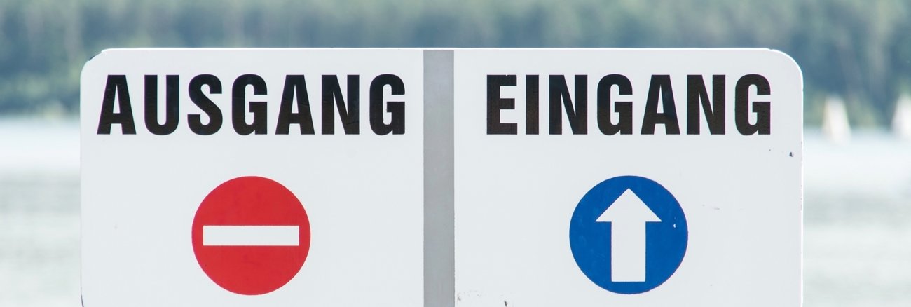 Zwei Schilder für Ausgang und Eingang direkt nebeneinander © iStock/wakila Zwei Schilder für Ausgang und Eingang direkt nebeneinander © iStock/wakila