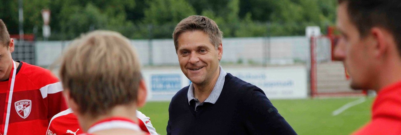 Oliver Ruhnert im Gespräch mit jungen Fußballern © Dennis Echtermann Photography