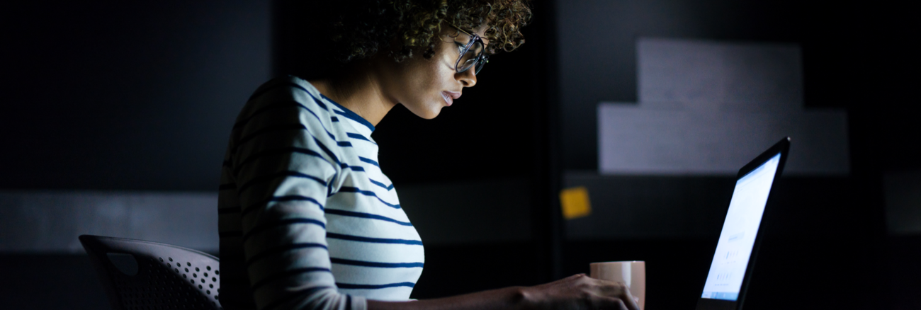 Eine Studentin arbeitet im Dunklen an einem Laptop-Computer © iStock/aldomurillo Eine Studentin arbeitet im Dunklen an einem Laptop-Computer © iStock/aldomurillo