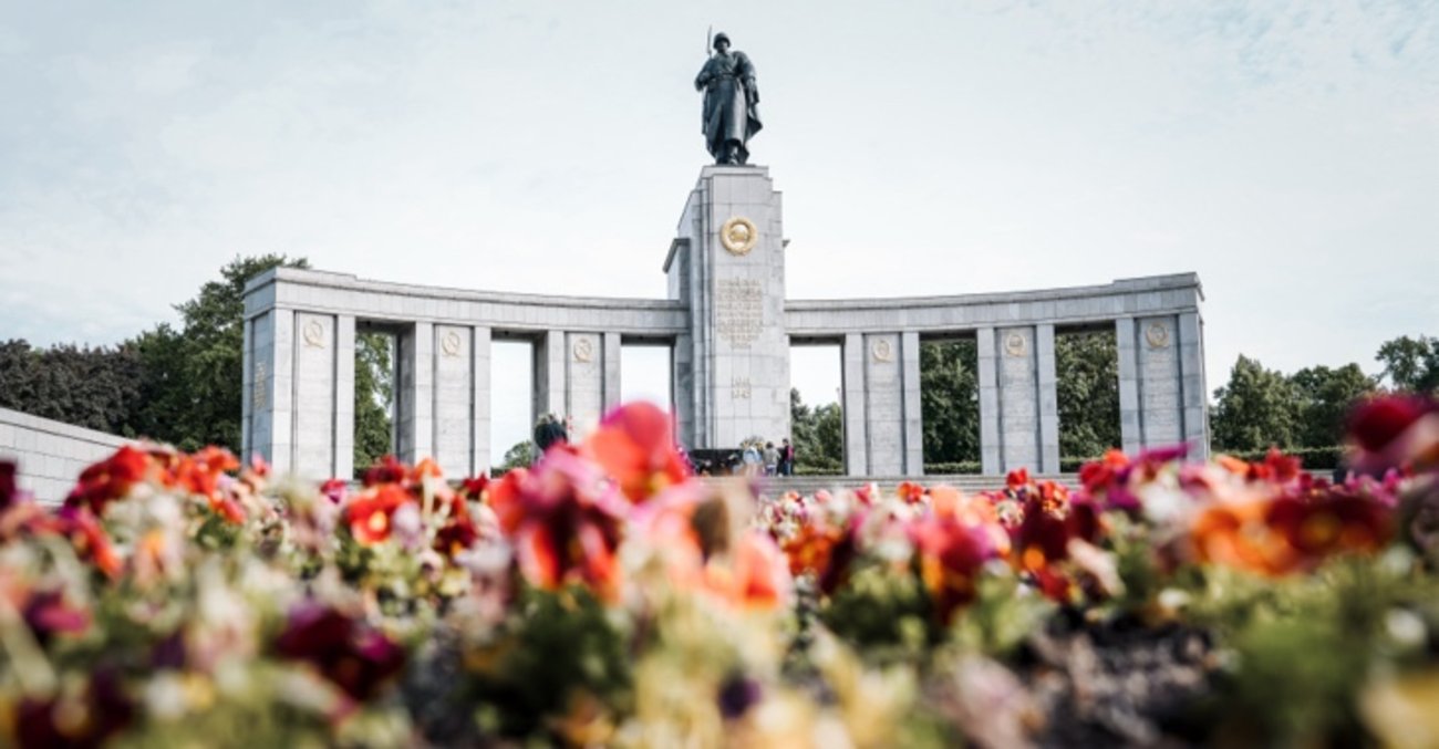 Blumen vor dem Sowjetischen Ehrenmal in Berlin Tiergarten