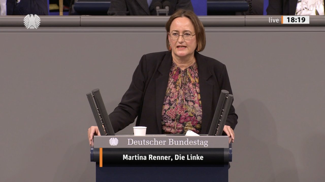 Martina Renner am Rednerpult des Bundestages