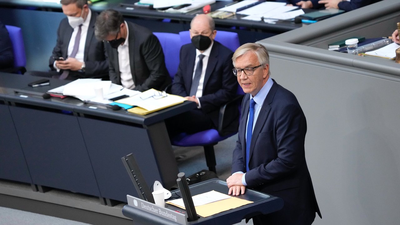 Dietmar Bartsch am Rednerpult des Bundestag, dahinter Olar Scholz, Robert Habeck und Christian Lindner auf der Regierungsbank © picture alliance/Flashpic|Jens Krick